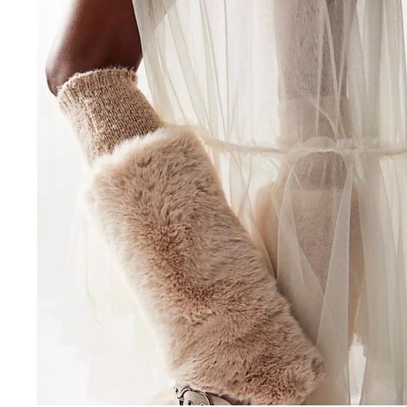 NWT and box Jeffrey Campbell Flurries Faux Fur Boots size 7 - Picture 2 of 3